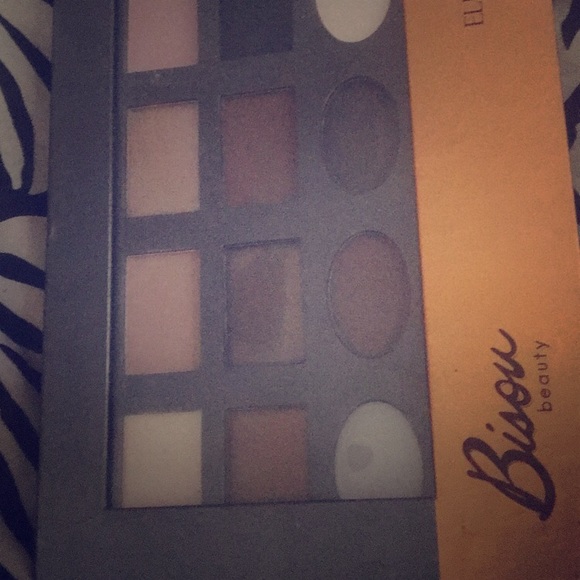Bisou Beauty Elegant eye & brow palette - Picture 1 of 3
